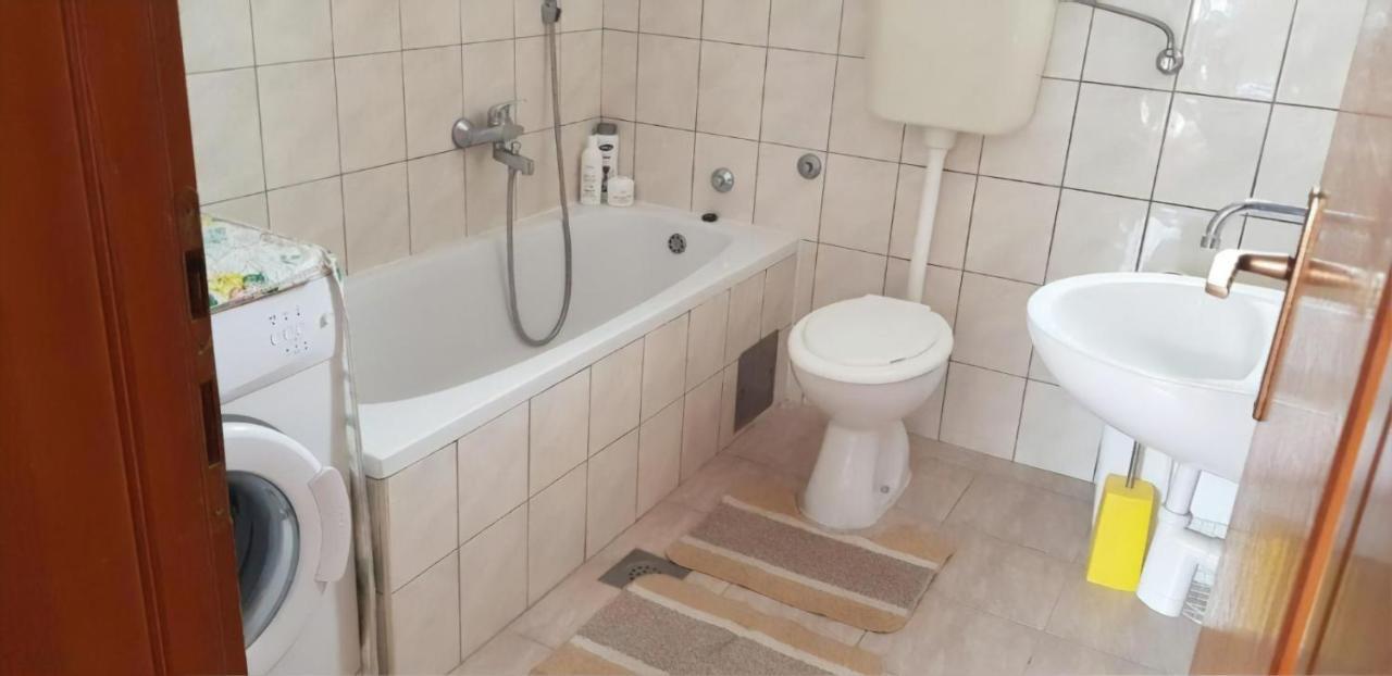 מוסטר Cheap House Near The Center Of The City מראה חיצוני תמונה