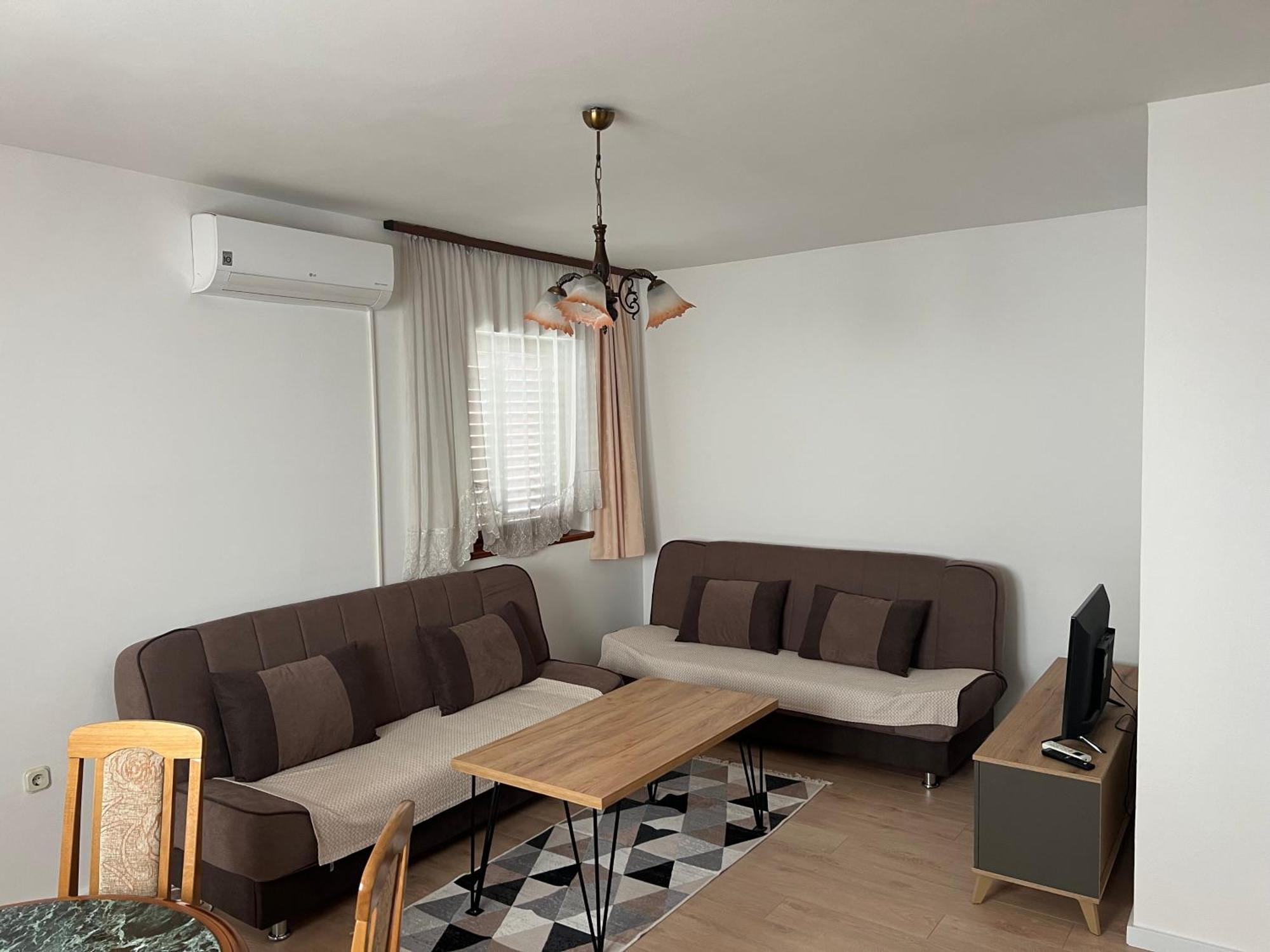 מוסטר Cheap House Near The Center Of The City מראה חיצוני תמונה
