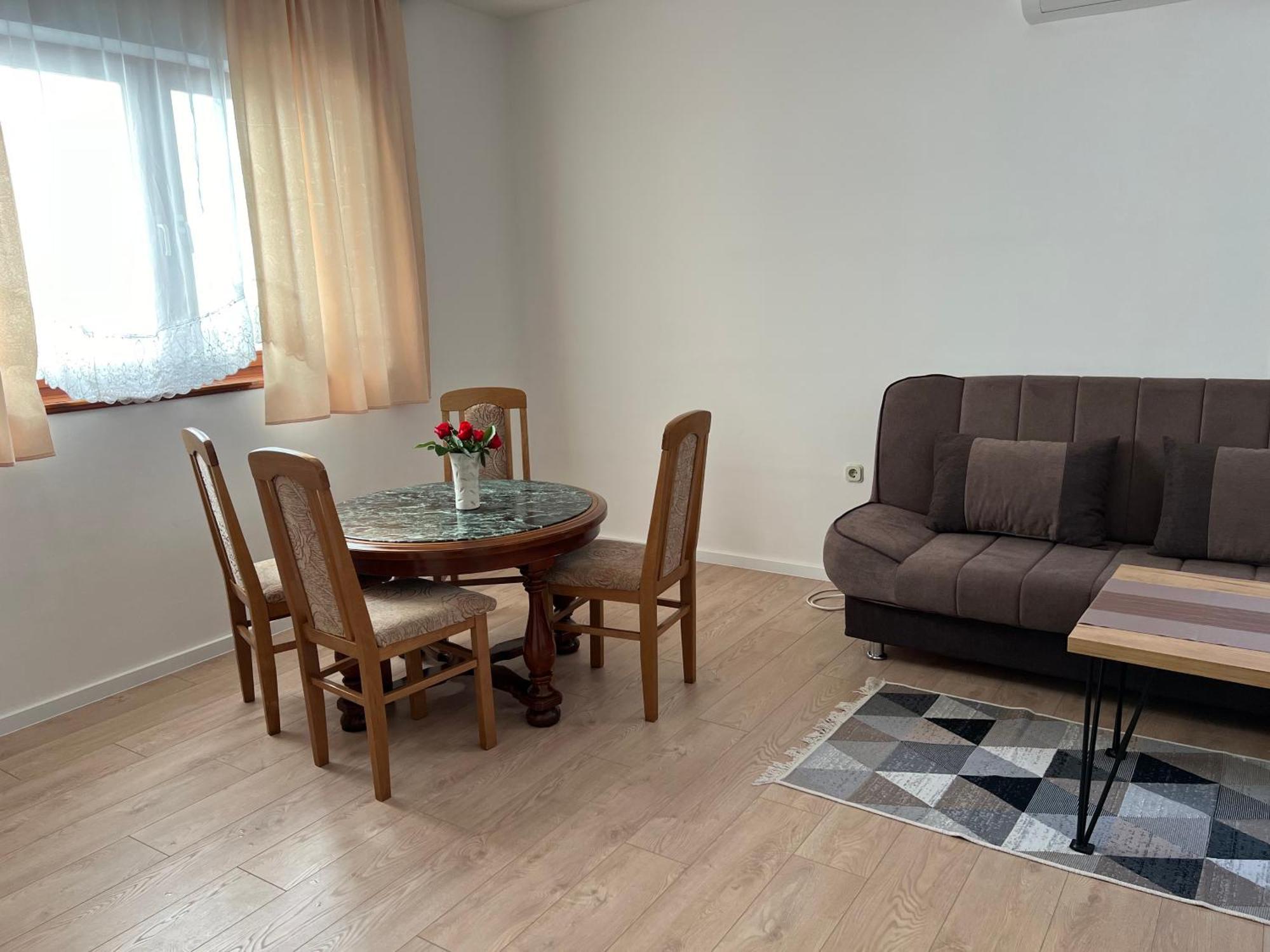 מוסטר Cheap House Near The Center Of The City מראה חיצוני תמונה
